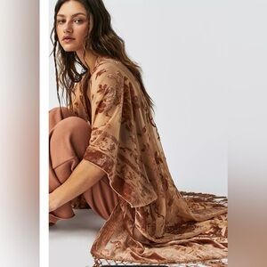 FREE PEOPLE
Nightbird Burnout Kimono color warm sand
